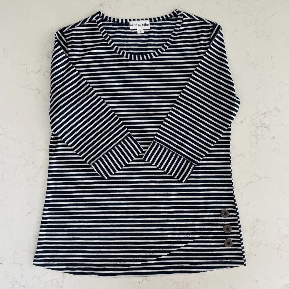 Neon Buddha Oversize Stripe 2/3 Slv Scoop Nk Top w Button Detail Navy Wht Sz S